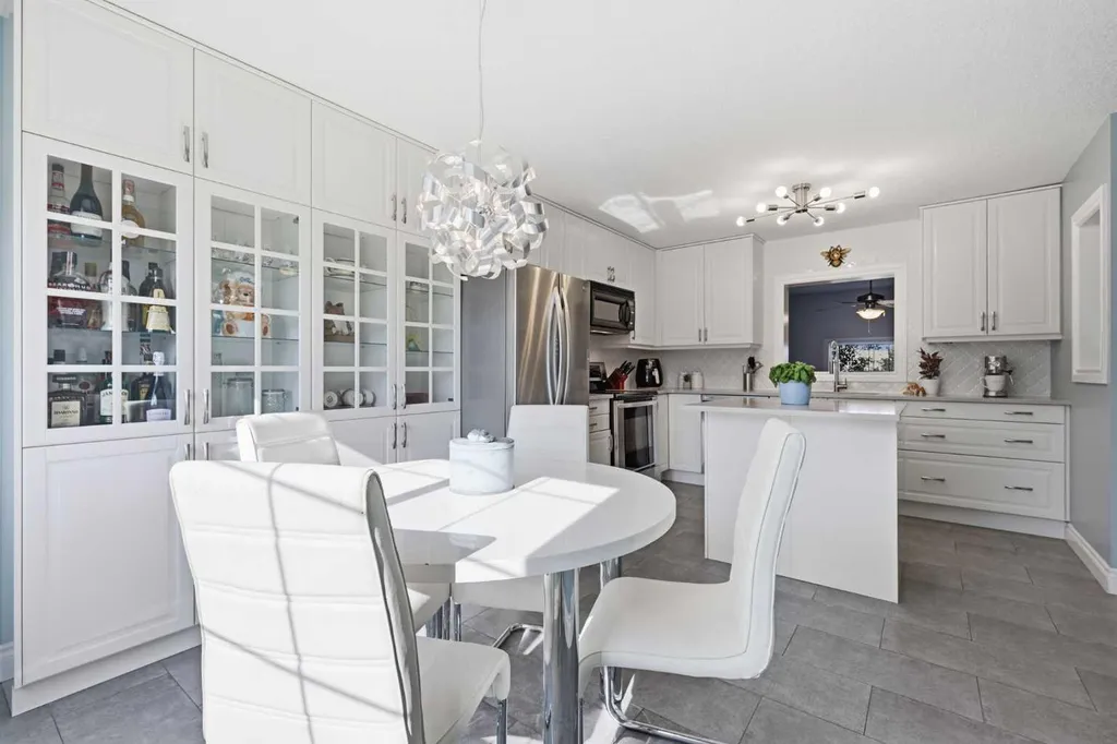 4 Cougar Ridge Mews SW Calgary AB T3H 5P4