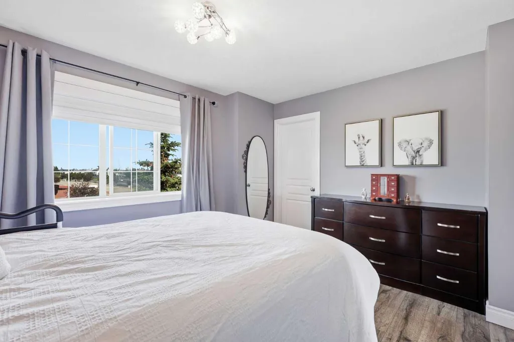 4 Cougar Ridge Mews SW Calgary AB T3H 5P4