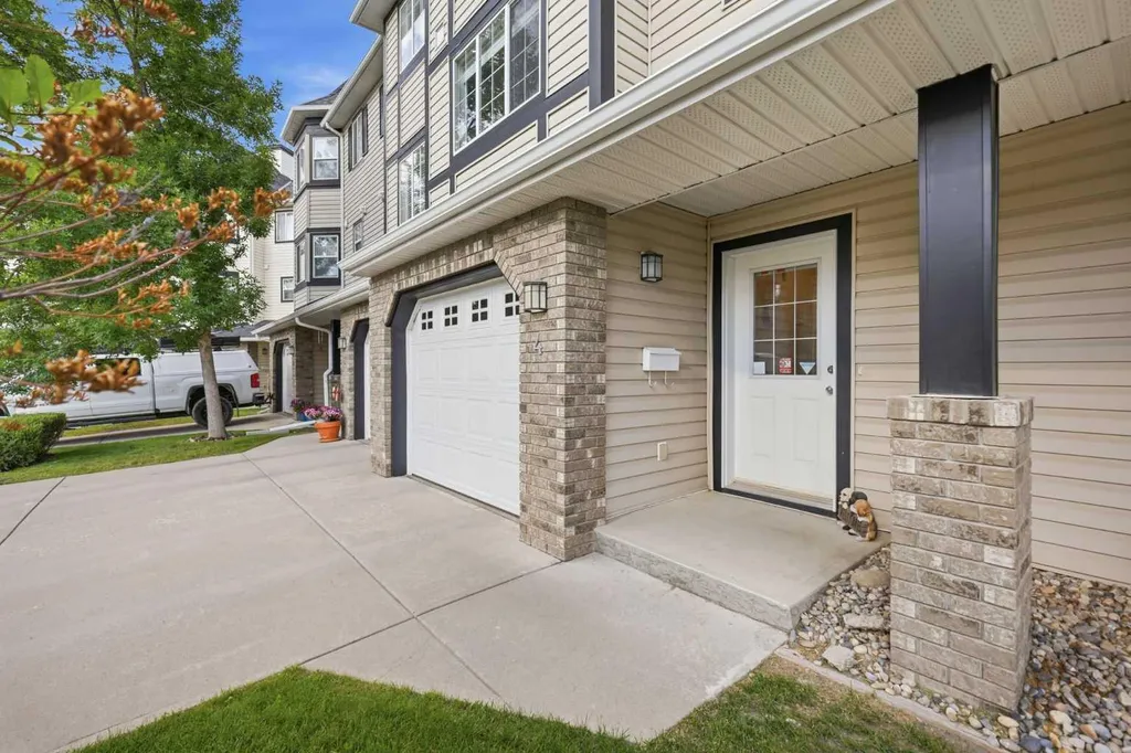 4 Cougar Ridge Mews SW Calgary AB T3H 5P4