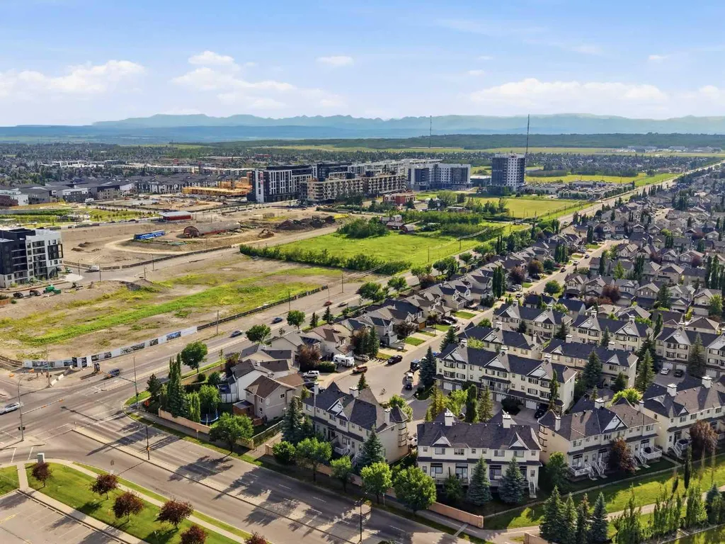 4 Cougar Ridge Mews SW Calgary AB T3H 5P4