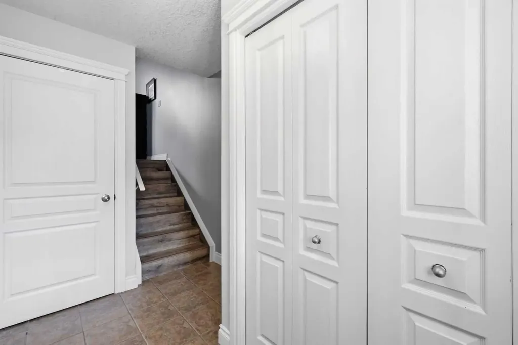 4 Cougar Ridge Mews SW Calgary AB T3H 5P4