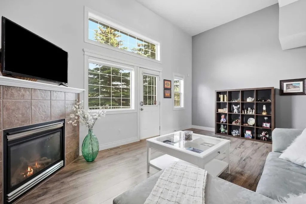 4 Cougar Ridge Mews SW Calgary AB T3H 5P4