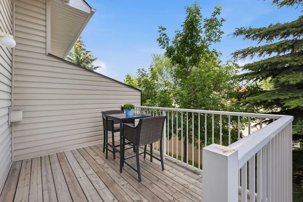 4 Cougar Ridge Mews SW Calgary AB T3H 5P4