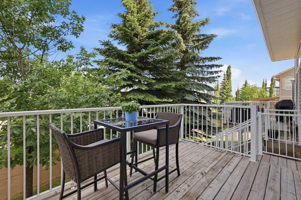 4 Cougar Ridge Mews SW Calgary AB T3H 5P4