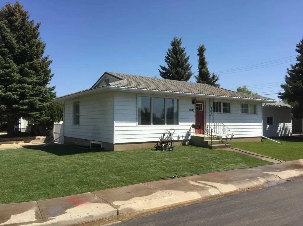 2005 26 Street S Lethbridge AB T1K 2N8