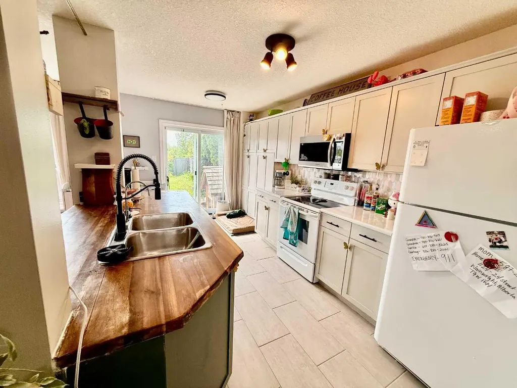 1124 24 Street Wainwright AB T9W 1W4