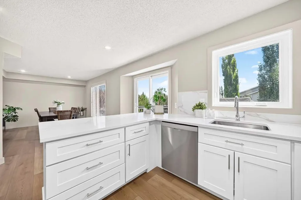 21 Shawbrooke Bay SW Calgary AB T2Y 3A1
