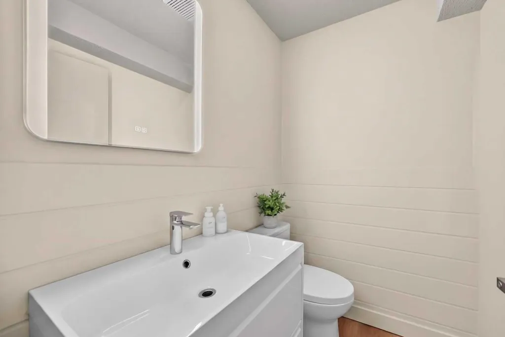 21 Shawbrooke Bay SW Calgary AB T2Y 3A1