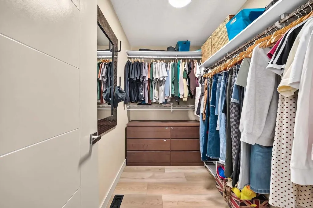 21 Shawbrooke Bay SW Calgary AB T2Y 3A1
