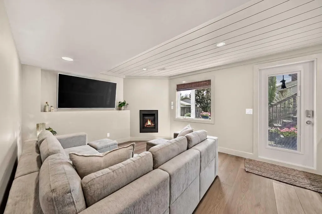 21 Shawbrooke Bay SW Calgary AB T2Y 3A1