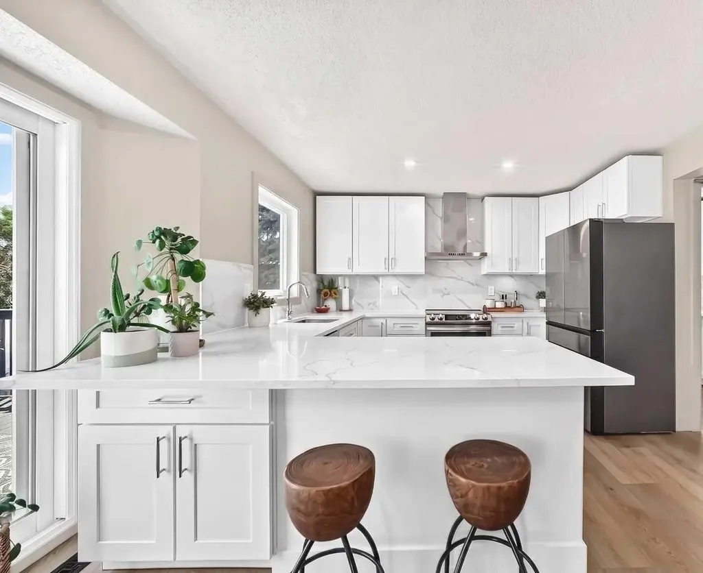 21 Shawbrooke Bay SW Calgary AB T2Y 3A1
