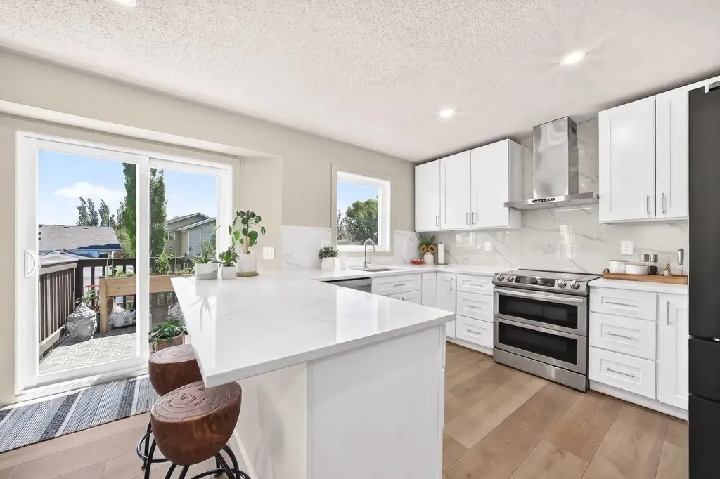 21 Shawbrooke Bay SW Calgary AB T2Y 3A1