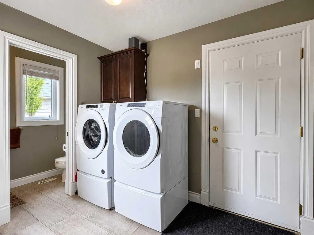 10821 & 10817 Grande Avenue Grande Cache AB T0e0y0