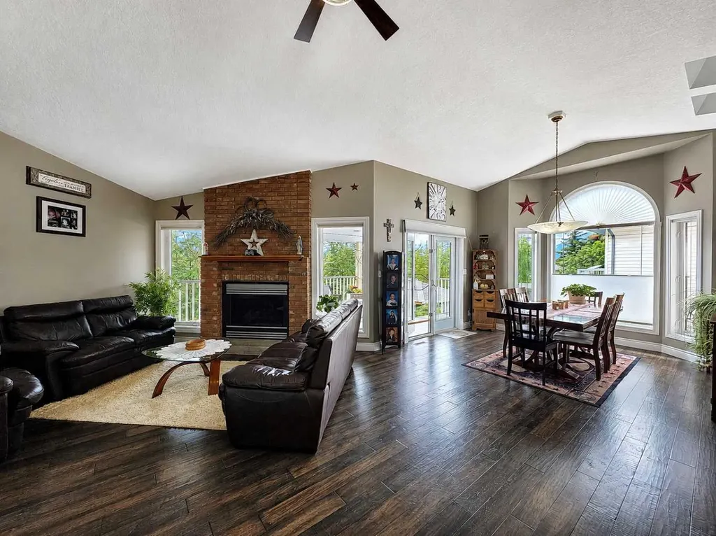 10821 & 10817 Grande Avenue Grande Cache AB T0e0y0