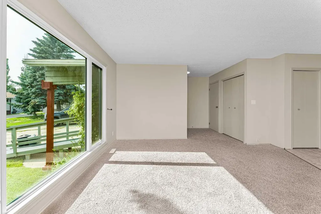 6 Woodland Close Sylvan Lake AB T4S 1L9