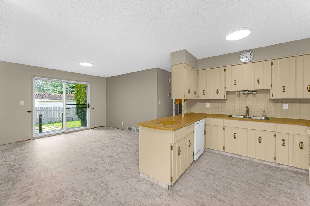 6 Woodland Close Sylvan Lake AB T4S 1L9