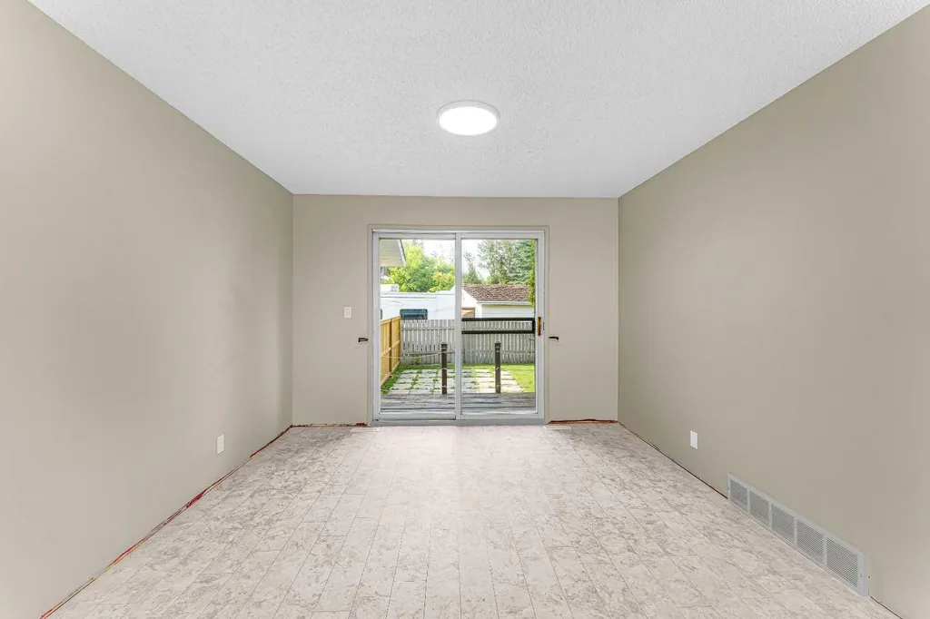 6 Woodland Close Sylvan Lake AB T4S 1L9