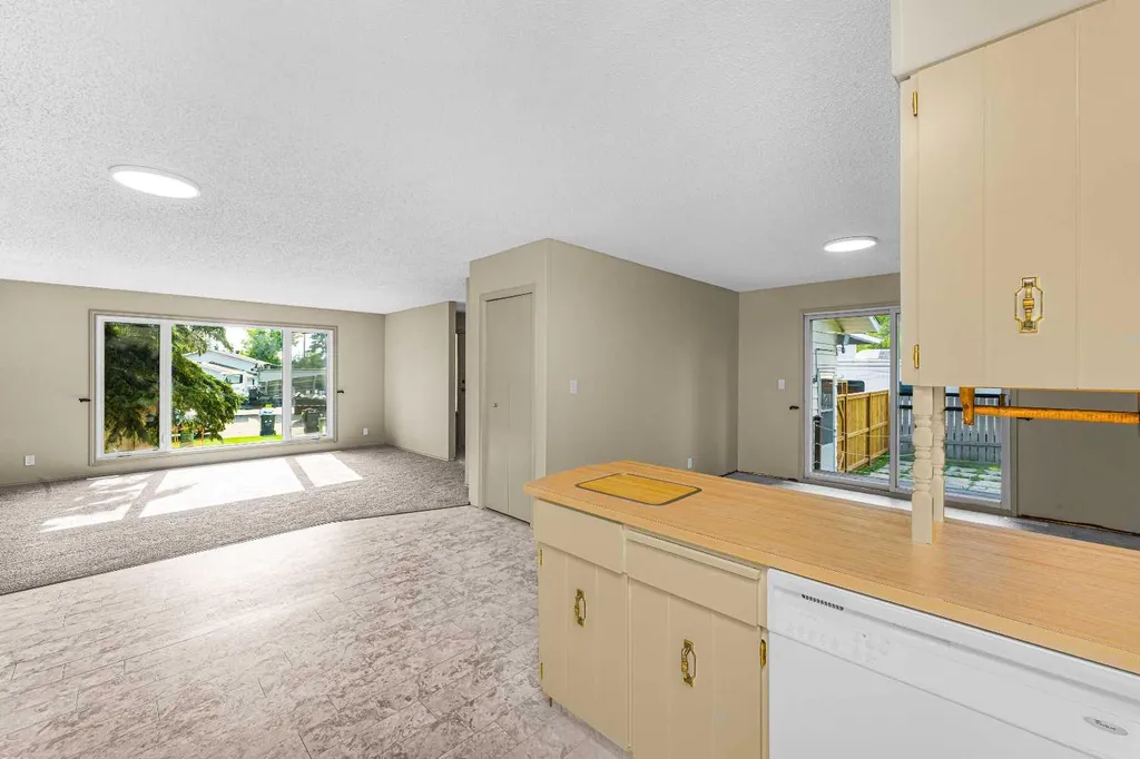 6 Woodland Close Sylvan Lake AB T4S 1L9