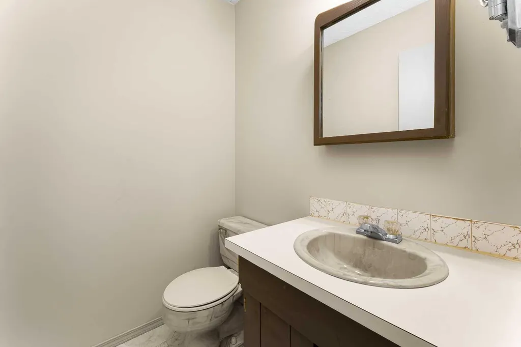 6 Woodland Close Sylvan Lake AB T4S 1L9
