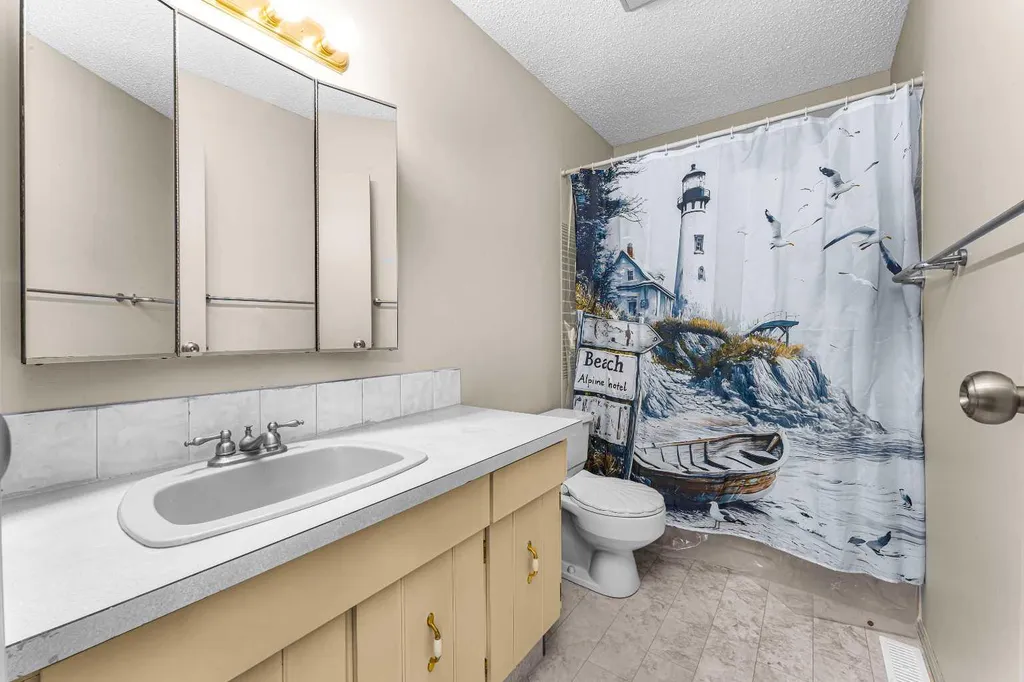 6 Woodland Close Sylvan Lake AB T4S 1L9