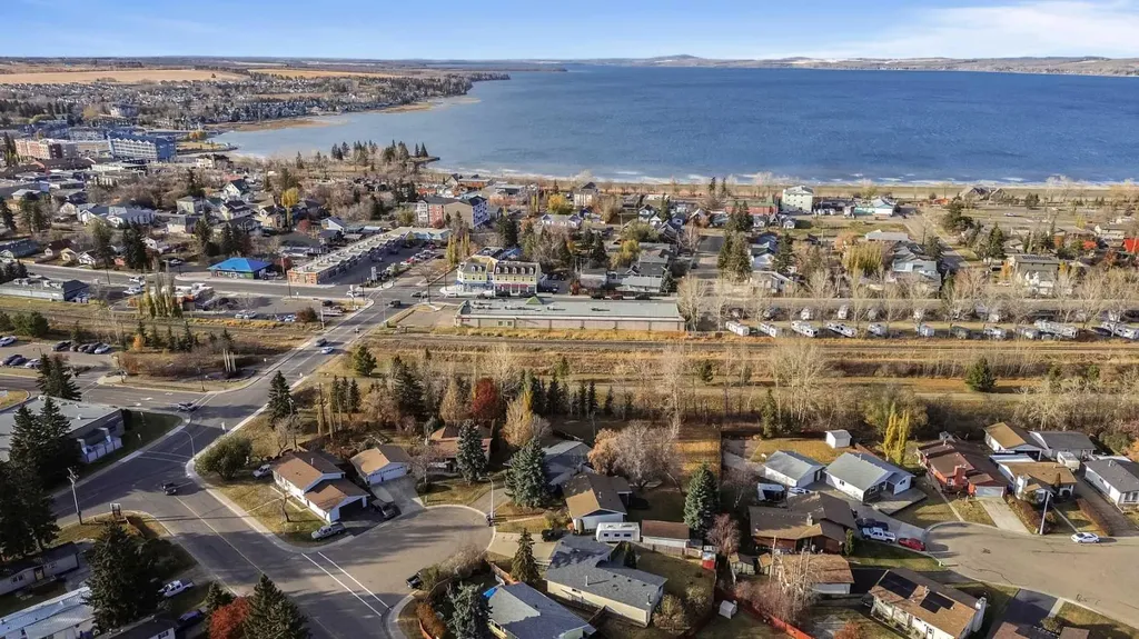 6 Woodland Close Sylvan Lake AB T4S 1L9
