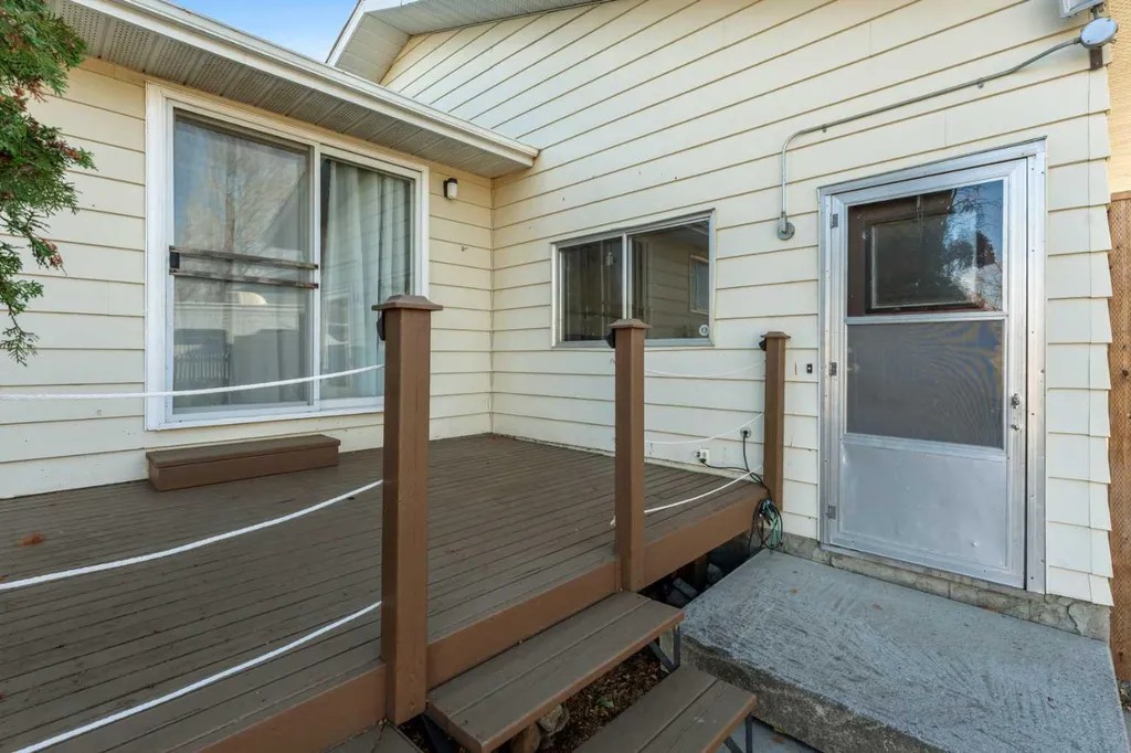 6 Woodland Close Sylvan Lake AB T4S 1L9
