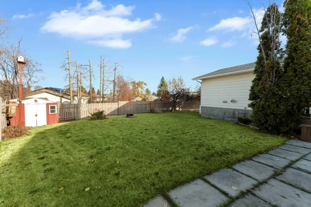 6 Woodland Close Sylvan Lake AB T4S 1L9