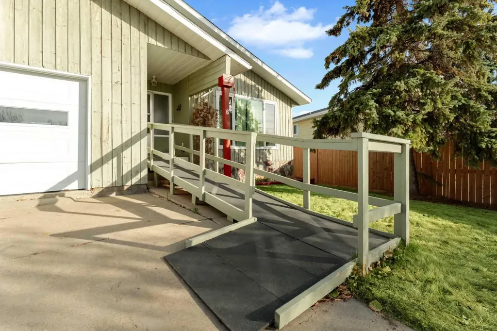 6 Woodland Close Sylvan Lake AB T4S 1L9