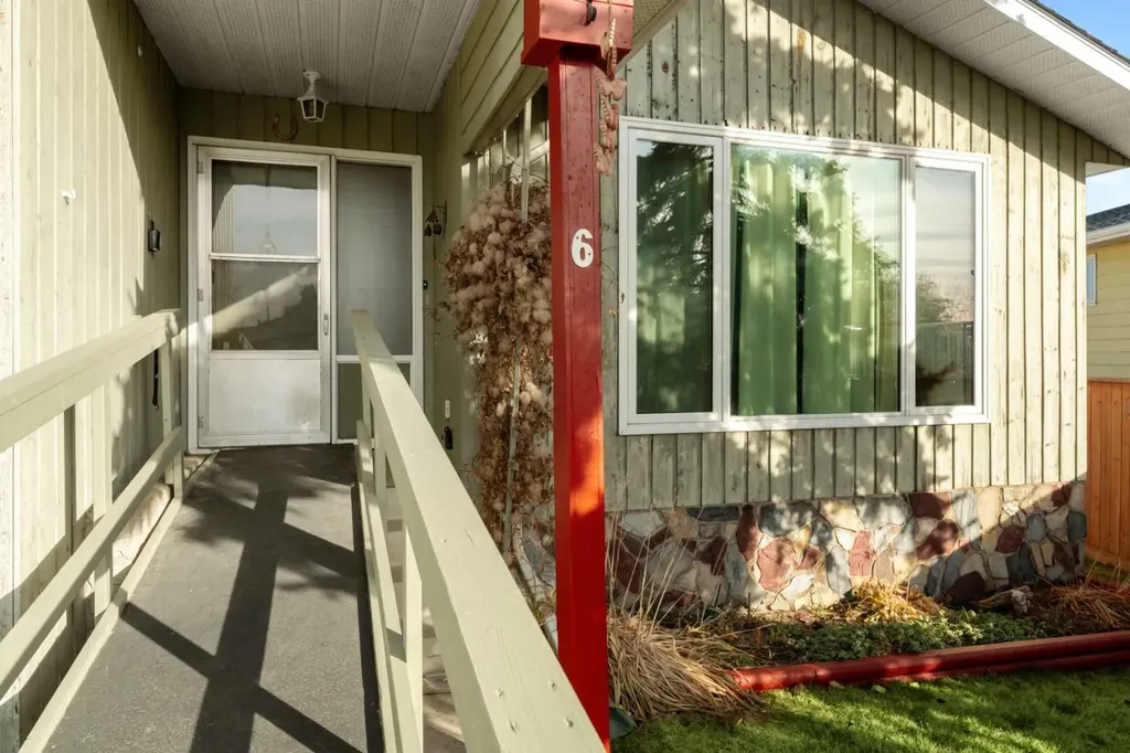 6 Woodland Close Sylvan Lake AB T4S 1L9