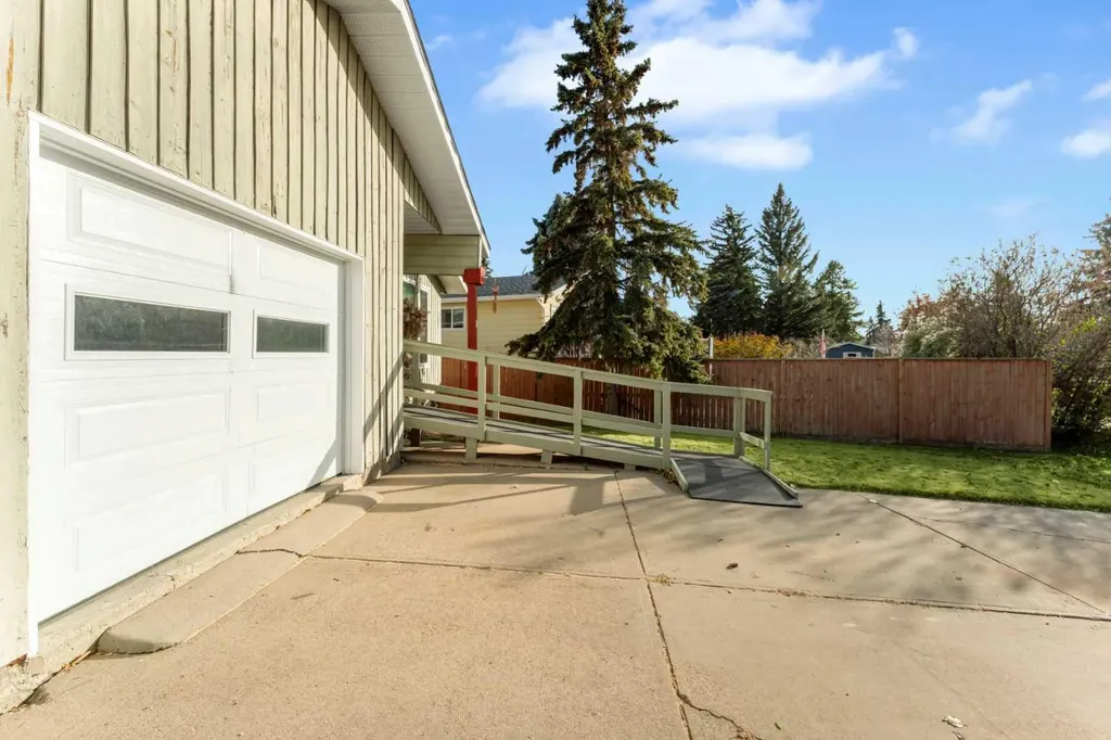 6 Woodland Close Sylvan Lake AB T4S 1L9