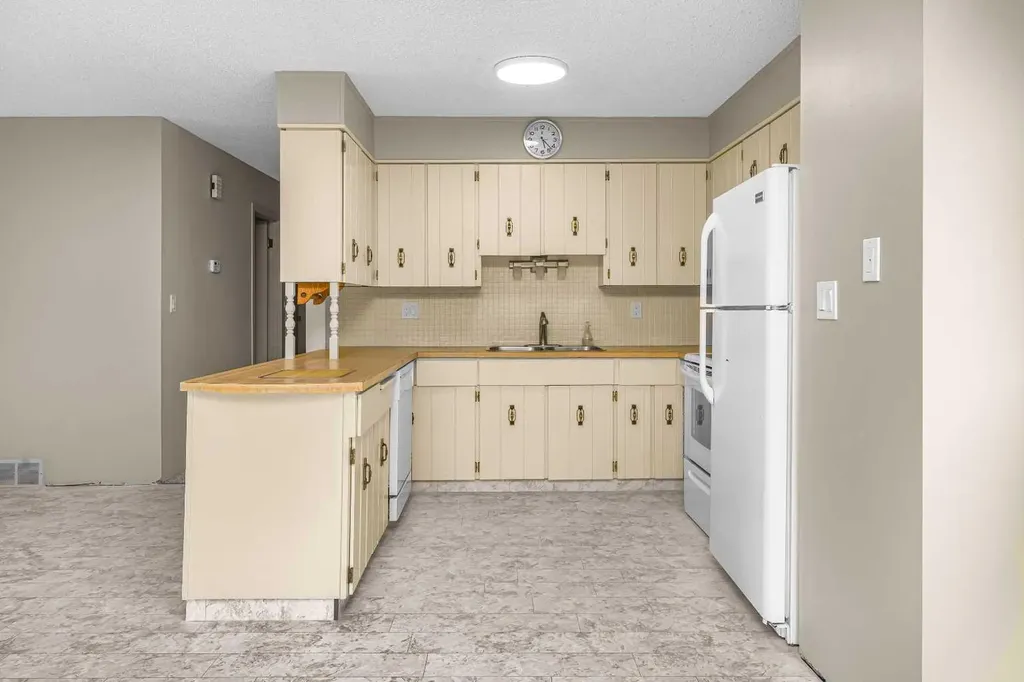 6 Woodland Close Sylvan Lake AB T4S 1L9