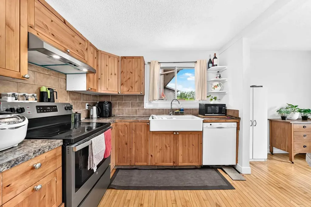 11 Bedford Drive NE Calgary AB T3K 1L2