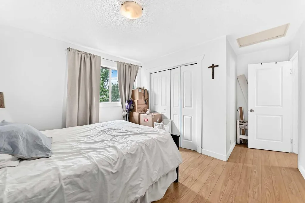 11 Bedford Drive NE Calgary AB T3K 1L2