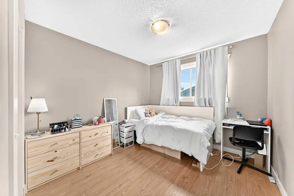 11 Bedford Drive NE Calgary AB T3K 1L2