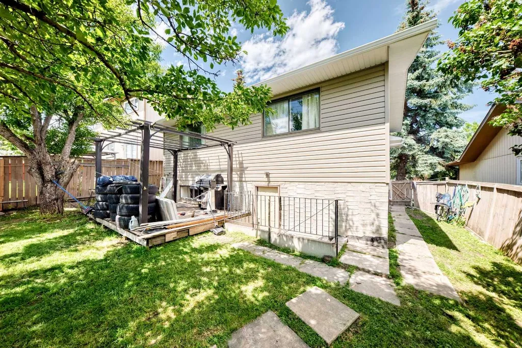 11 Bedford Drive NE Calgary AB T3K 1L2