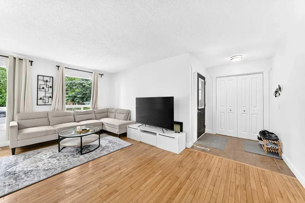 11 Bedford Drive NE Calgary AB T3K 1L2