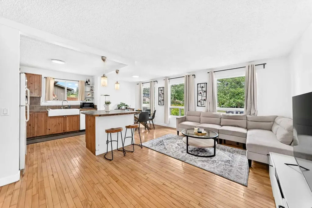 11 Bedford Drive NE Calgary AB T3K 1L2