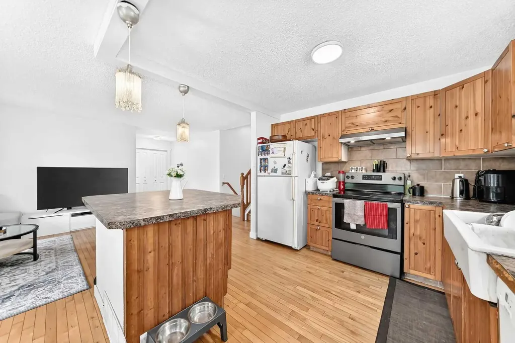 11 Bedford Drive NE Calgary AB T3K 1L2