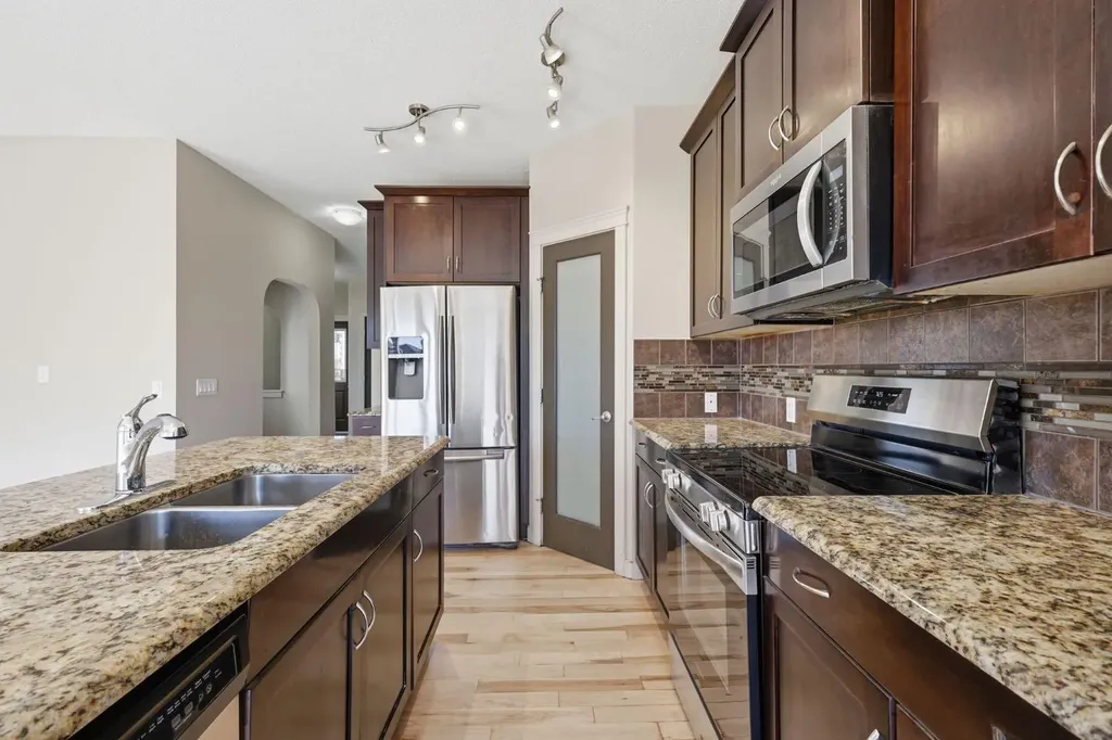 6 Evanspark Manor NW Calgary AB T3P 0J8