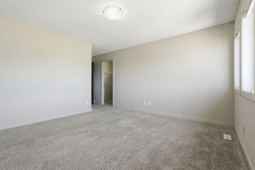 6 Evanspark Manor NW Calgary AB T3P 0J8