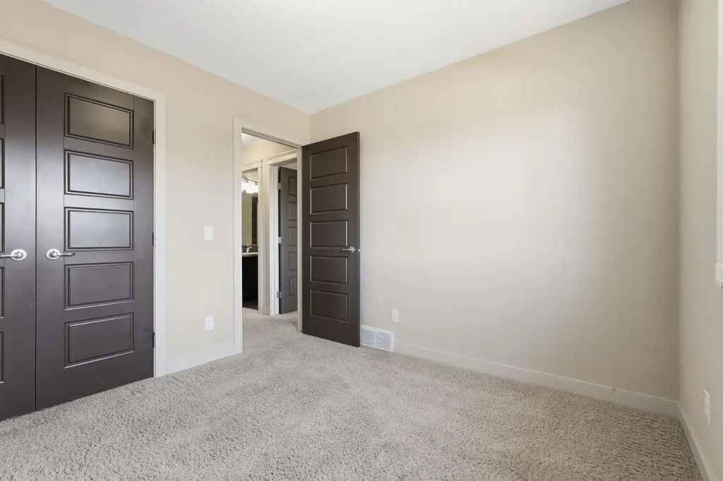6 Evanspark Manor NW Calgary AB T3P 0J8
