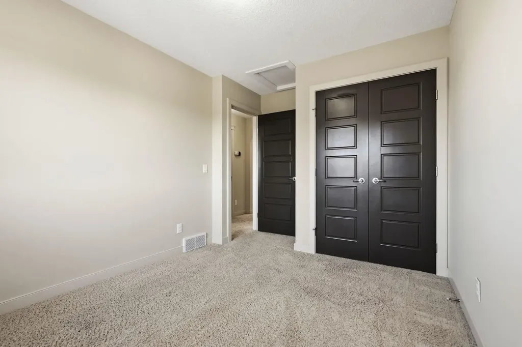 6 Evanspark Manor NW Calgary AB T3P 0J8