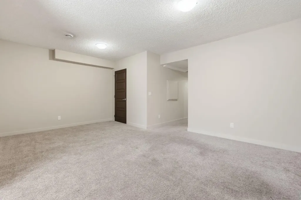 6 Evanspark Manor NW Calgary AB T3P 0J8