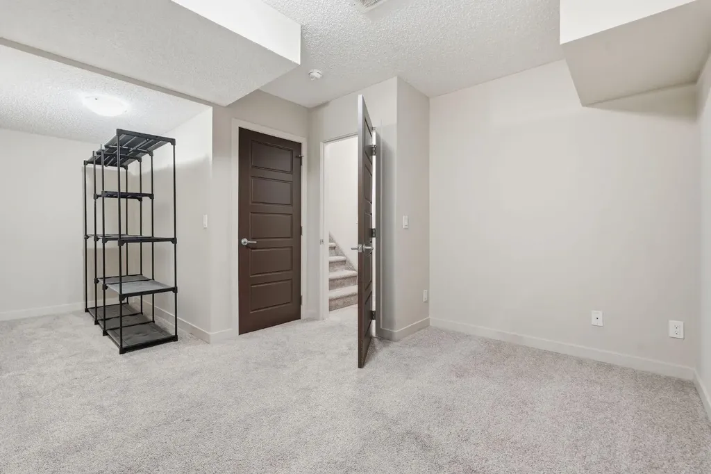 6 Evanspark Manor NW Calgary AB T3P 0J8