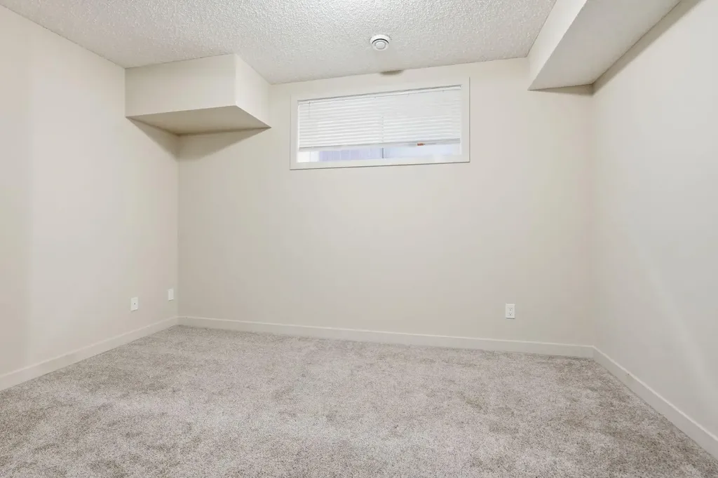 6 Evanspark Manor NW Calgary AB T3P 0J8