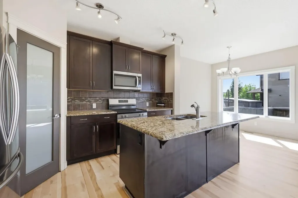 6 Evanspark Manor NW Calgary AB T3P 0J8