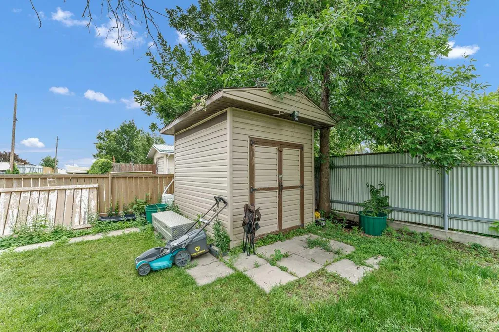 213 6 Street SE Redcliff AB T0J 2P0
