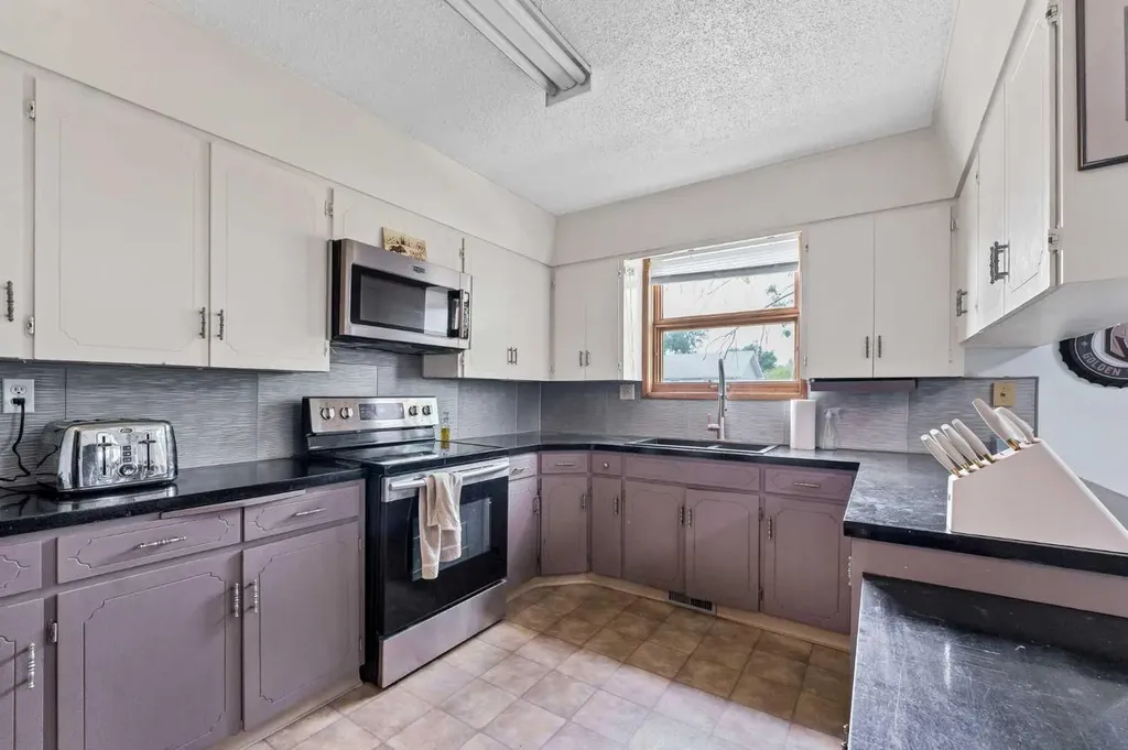 213 6 Street SE Redcliff AB T0J 2P0