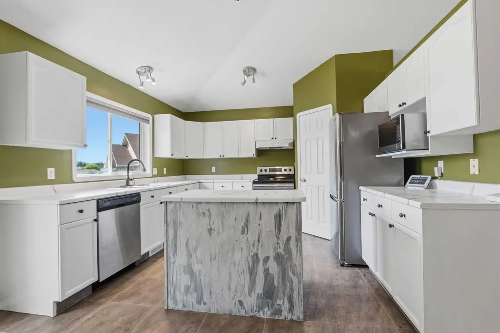156 Park Drive Whitecourt AB T7S 1R3