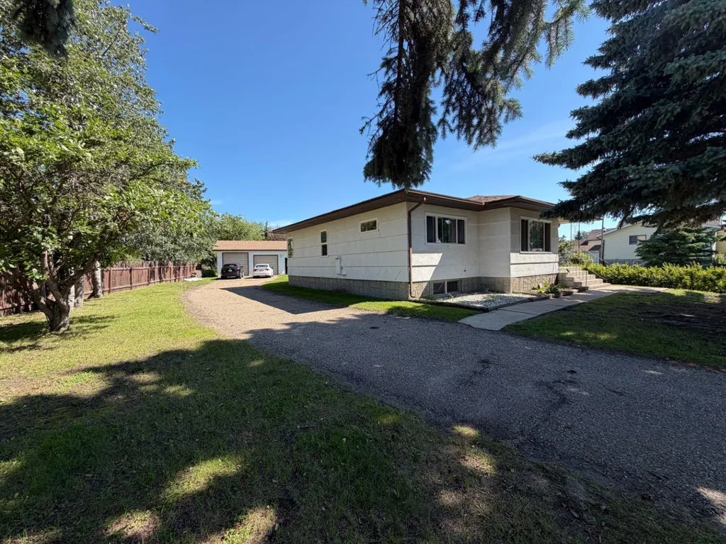 5206 61 Avenue Ponoka AB T4J 1E8